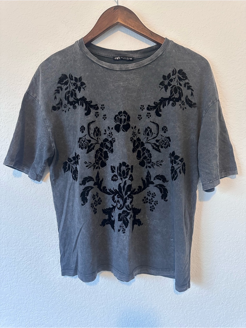 Zara Women’s Charcoal Gray Acid Wash Floral Graphic T-shirt